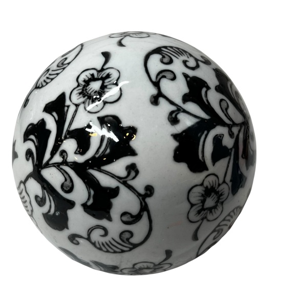 4 Black & White Carpet Balls Ceramic Chinoiseries Orbs Spheres - Picture 4 of 5